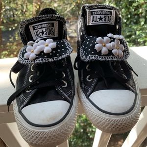 all star converse, black and white, with flowers